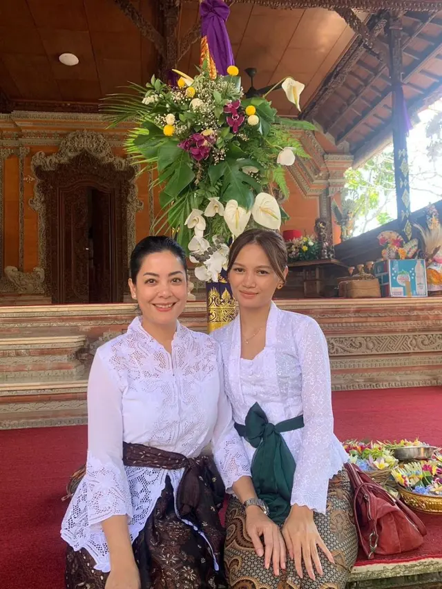 8 Potret Lulu Tobing Ikuti Upacara Mecaru di Ubud, Bali Ini Tampil Menawan
