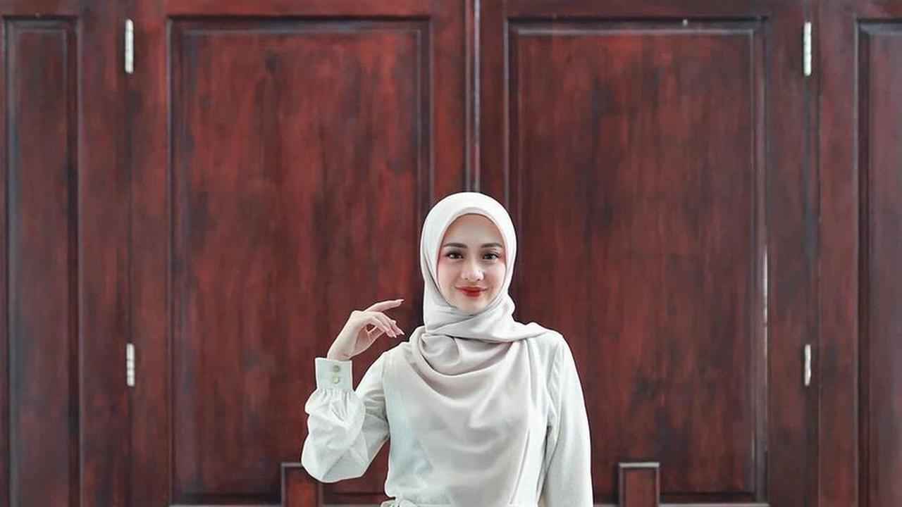 Saat ini Ega berusia 25 tahun dan telah memiliki dua anak perempuan.&nbsp;