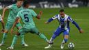 Pemain Espanyol, Raul de Tomas, berusaha melewati pemain Real Madrid, Raphael Varane, pada laga La Liga di Stadion Cornella-El Prat, Minggu (28/6/2020). Real Madrid menang 1-0 atas Espanyol. (AP/Joan Monfort)