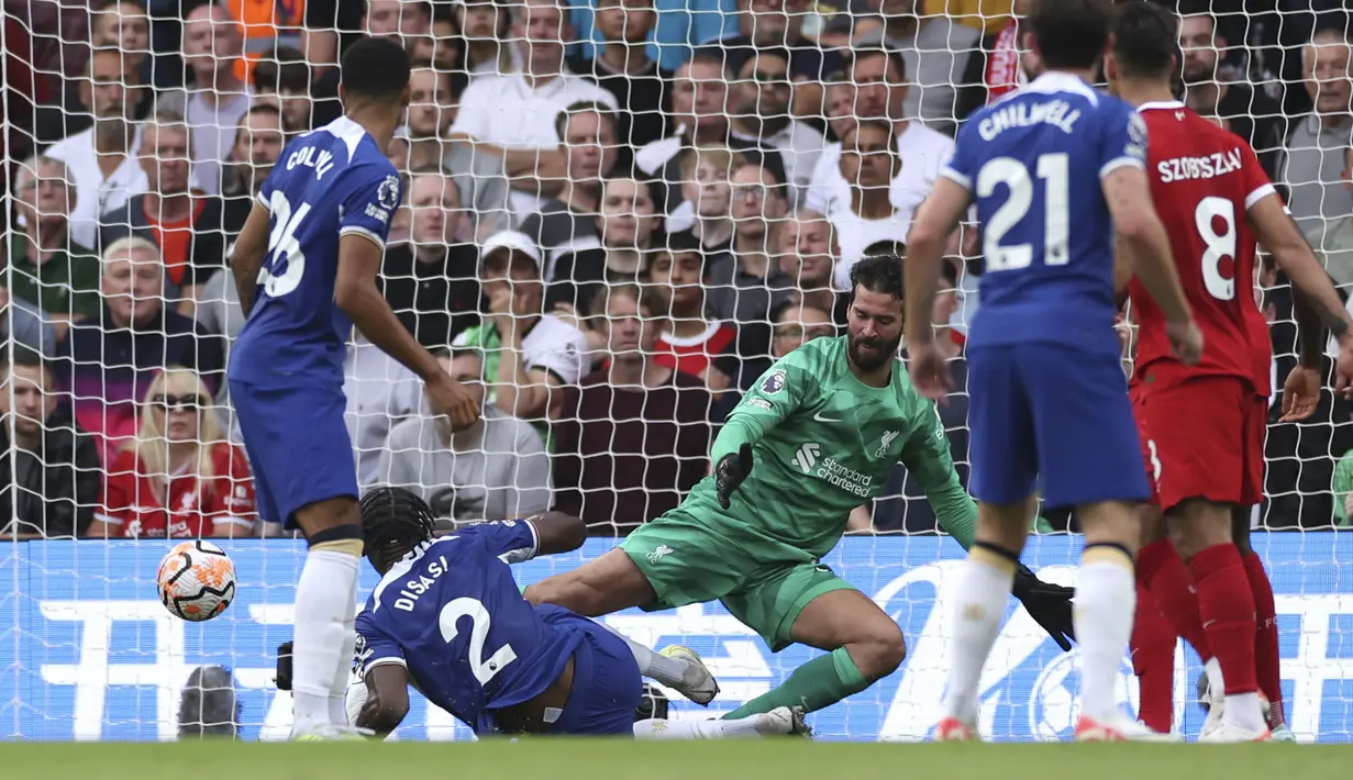 Pemain Chelsea, Axel Disasi mencetak gol penyeimbang 1-1 ke gawang Liverpool pada laga pekan pertama Liga Inggris 2023/2024 di Stamford Bridge Stadium, London, 13 Agustus 2023. (AP Photo/Ian Walton)