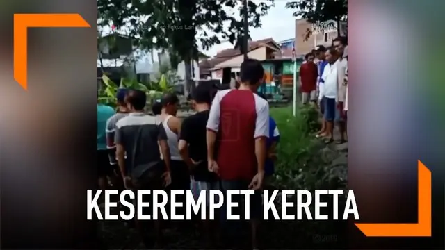 Pengendara motor emak-emak berhasil selamat usai terserempet kereta di rel Muktiharjo, Semarang.