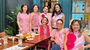 Sedang kumpul bersama teman, Mayangsari terlihat kenakan outfit serba pink sebagai dresscode [@mayangsari_official]