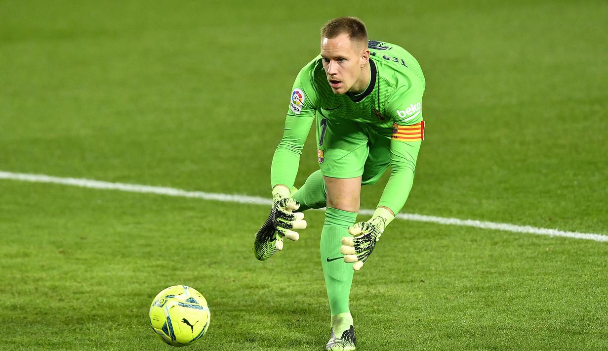 Marc-Andre ter Stegen. Kiper 29 tahun ini telah memperkuat Barcelona selama 7 musim mulai 2014/2015. Awalnya hanya jadi pelapis Claudio Bravo, hingga akhirnya menjadi kiper utama pada 2016/2017. Pertama kali menjadi kapten Blaugrana pada 17 April 2018 kontra Celta Vigo. (Foto: AFP/Pau Barrena)