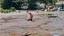 Seorang penyelamat terus mencari korban yang hilang dalam tanah longsor setelah Badai Tropis Nalgae menghantam Barangay Kusiong, Datu Odin Sinsuat, Provinsi Maguindanao, Filipina Selatan, Senin (31/10/2022). Dampak dari badai ini membuat 866.000 orang terpaksa mengungsi dari rumah mereka. (Philippine Coast Guard via AP)