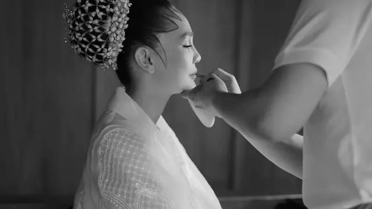 Melihat Detail Model Bridal Robe Luna Maya, Elegan Penuh Makna Filosofis