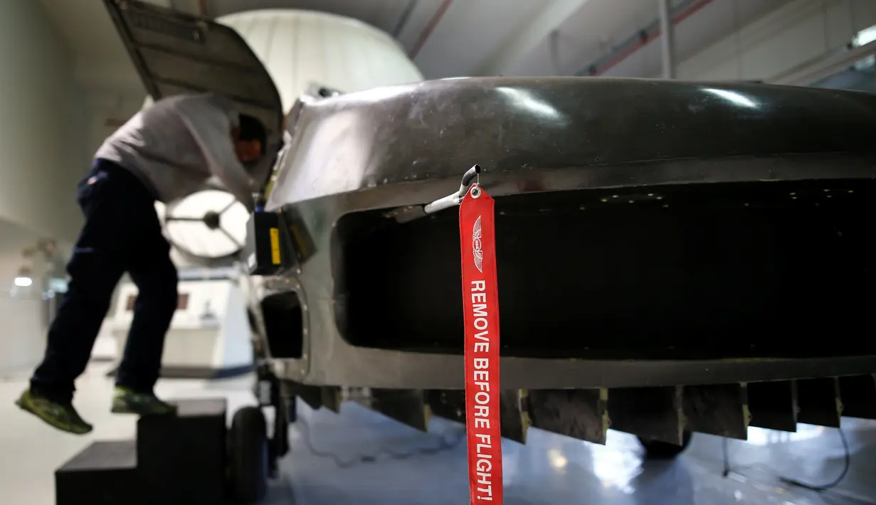 Pekerja menyelesaikan perakitan prototipe mobil terbang tanpa awak, Cormorant, di bengkel Urban Aeronautics di Israel, 22 Desember 2016. Cormorant diharapkan dapat membawa beban hingga 500 kg dan melaju dengan kecepatan 185 km/jam. (REUTERS/Amir Cohen)