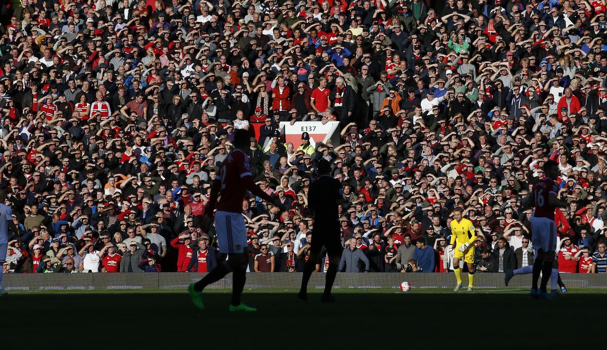 Gemuruh penonton saat pertandingan MU melawan Liverpool di Stadion Old Trafford, Inggris. Sabtu (12/9/2015). (Action Images via Reuters/Carl Recine)