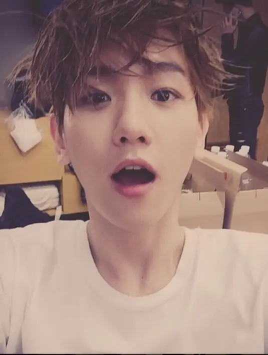 Hal ini pun dibantah oleh Baekhyun yang kemudian bertanya dimana letak kesalahan pada dirinya. Membela diri, ia mengatakan bahwa ini biasa saja bagi seorang laki-laki. (Instagram/baekhyunee_exo)