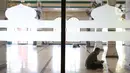 Umat muslim membaca Al Quran (tadarus) di Masjid Jami' Al Munawwar, Jakarta, Kamis (7/5/2020). Meski di tengah ancaman pandemi COVID-19, sejumlah umat muslim tetap memanfaatkan Masjid Jami' Al Munawwar untuk melaksanakan ibadah di bulan suci Ramadan 1441 H. (Liputan6.com/Helmi Fithriansyah)