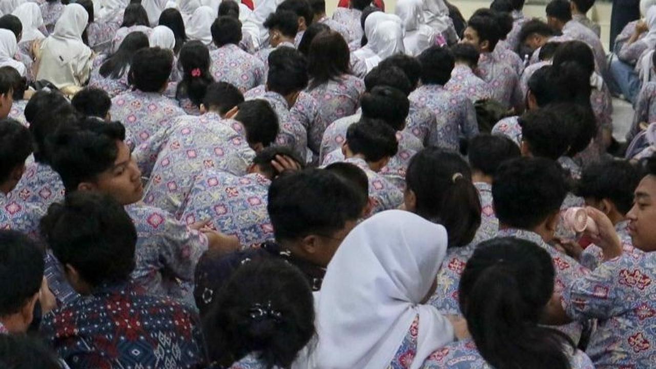 FOTO: Polisi Ajak Baim Wong Sosialisasi Anti-Bullying di Depan Para Pelajar