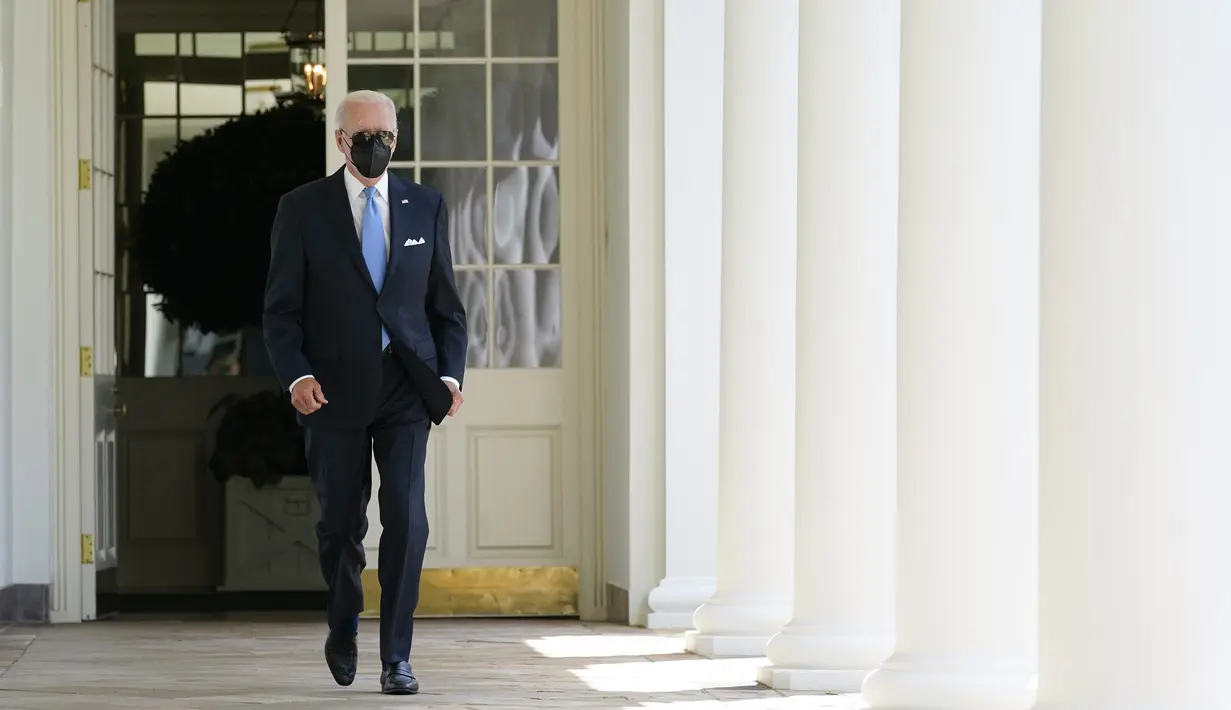 Presiden Amerika Serikat Joe Biden tiba untuk berbicara di Taman Mawar Gedung Putih, Washington, Amerika Serikat, 27 Juli 2022. Kepastian Tim Dokter Gedung Putih atas kondisi Biden disampaikan berdasarkan dua hasil tes COVID-19 terakhir dan pulihnya kondisi Presiden Amerika Serikat tersebut belakangan ini. (AP Photo/Susan Walsh)