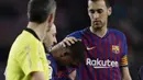 Striker Barcelona, Malcom, keluar lapangan karena cedera saat melawan Cultural Leonesa pada laga Copa del Rey di Stadion Camp Nou, Rabu (5/12). Barcelona menang 4-1 atas Cultural Leonesa. (AP/Manu Fernandez)