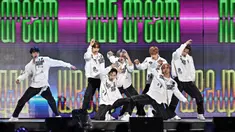 Grup K-Pop Korea Selatan NCT Dream tampil pada Dream Concert 2022 di Stadion Jamsil, Seoul, Korea Selatan, 18 Juni 2022. Dream Concert adalah konser K-Pop tahunan terbesar di Korea Selatan sejak tahun 1995, pada tahun 2020 dan 2021 Dream Concert diadakan secara online. (Jung Yeon-je/AFP)