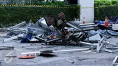 Kondisi sebuah gondola yang jatuh dari lantai 23 Gedung Intiland Tower Sudirman, Tanah Abang, Jakarta, Rabu (26/10). Akibatnya, satu orang teknisi yang sedang menguji coba gondola itu tewas terhempas ke bawah. (Liputan6.com/Gempur M Surya)