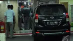 Penyidik KPK berhasil menangkap tangan 5 orang di kawasan Karawang, Jawa Barat (Liputan6.com/Faisal R Syam)