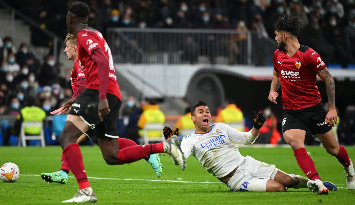Pada menit ke-42 Real Madrid mendapat hadiah penalti usai Casemiro dijatuhkan Mouctar Diakhaby di dalam kotak penalti. (AFP/Gabriel Bouys)