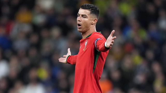 Foto: Kecewa Portugal Ditaklukkan Slovenia, Cristiano Ronaldo Pasrah Fans Ajak Swafoto di Dalam Lapangan