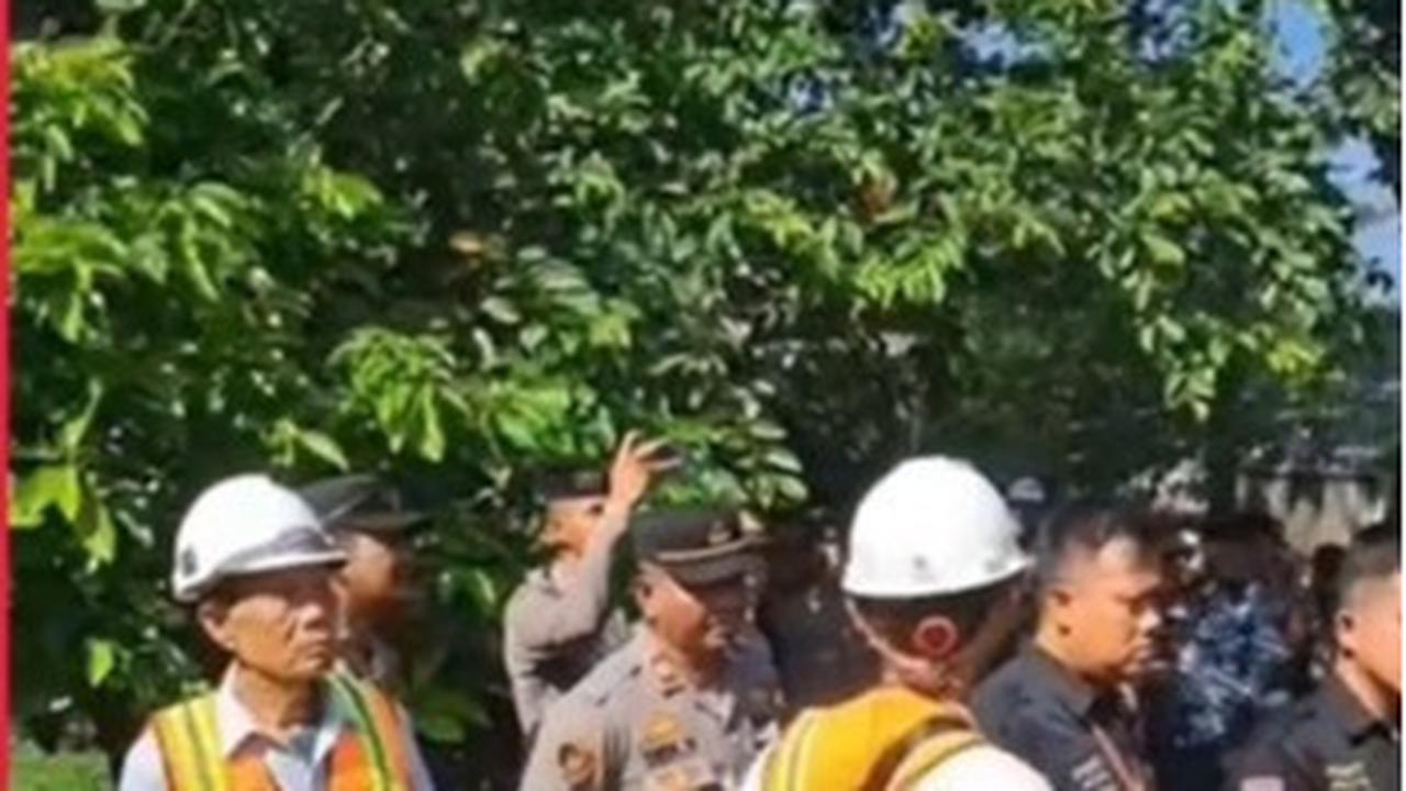 Detik-Detik Pembongkaran Paksa Rumah Atalarik Syach, Suasana Panas dan Tegang Dikepung Puluhan Aparat