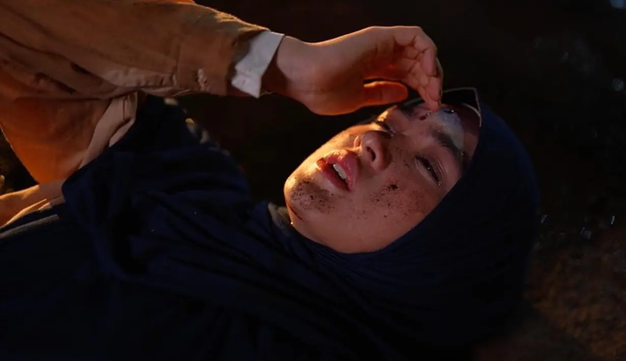 Cut Syifa berperan sebagai Rindu di sinetron Cinta di Ujung Sajadah. Kehadiran Cut Syifa dalam sinetron ini tentunya menjadi daya tarik tersendiri. Popularitasnya yang tinggi di kalangan penggemar sinetron Indonesia, dipadukan dengan jalan cerita yang menarik, membuat 'Cinta di Ujung Sajadah' menjadi salah satu sinetron yang paling dinantikan netizen. (Liputan6.com/IG/@cutsyifaa)