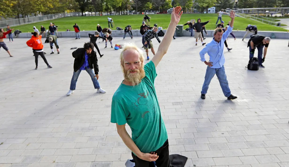 Whitey Christian mengikuti kelas seni bela diri tai chi di Perpustakaan Umum Salt Lake,  Salt Lake City, Amerika Serikat, Rabu (2/10/2019). Kelas tai chi gratis ini dijalankan oleh pasangan pensiunan, Bernie dan Marita Hart. (AP Photo/Rick Bowmer)