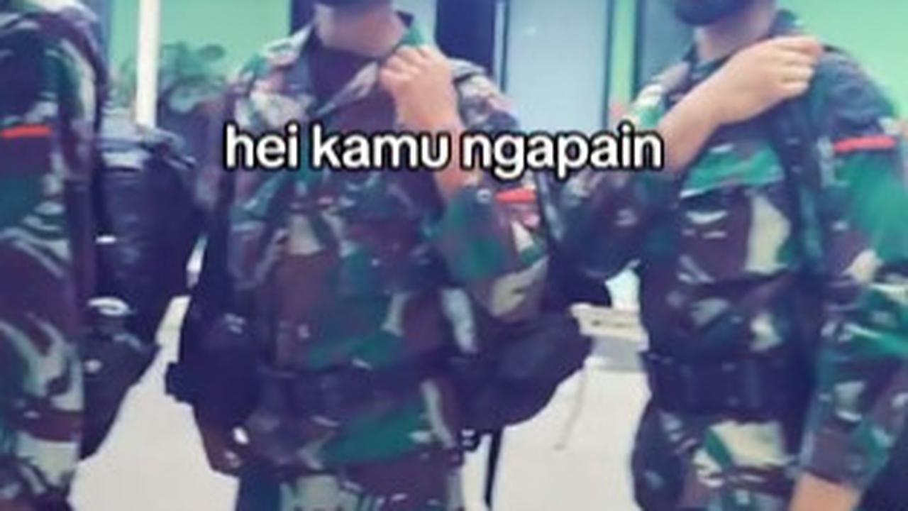Prajurit TNI AD Sedang Timbang Isi Tas Ransel