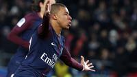Striker Paris Saint-Germain merayakan gol yang dicetak ke gawang Olympique Marseille dalam laga lanjutan Ligue 1 di Parc des Princes, Minggu (25/2/2018). (AP Photo/Thibault Camus)