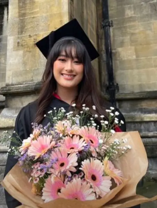 Di hari wisudanya, Amanda terlihat cantik saat mengenakan toga berwarna hitam [@amandacaesaa]