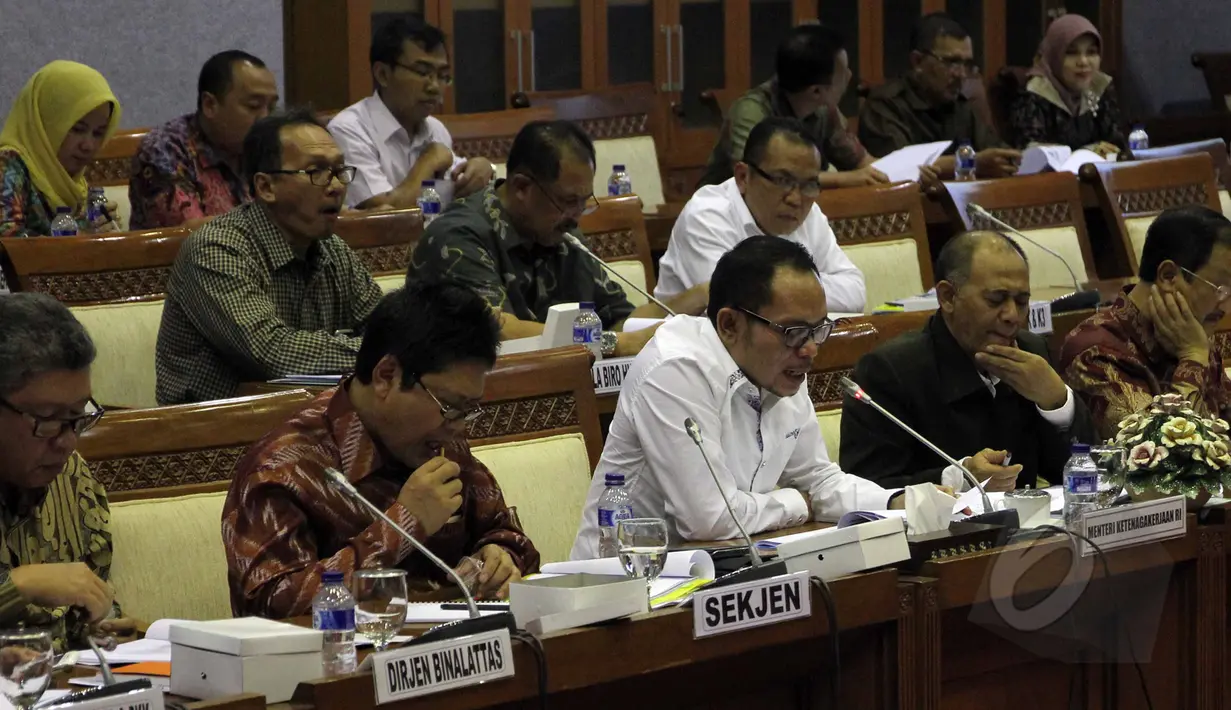 Menakertrans, Hanif Dhakiri saat mengikuti rapat kerja dengan komisi IX di Kompleks Parlemen Senayan, Jakarta, Selasa (26/5/2015). Rapat membahas Program dan grand design Pemerintah bidang Ketenagakerjaan. (Liputan6.com/Helmi Afandi)