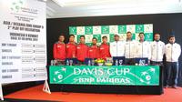 Tim Piala Davis Indonesia dan Kuwait berpose bersama setelah undian The Sunan Hotel, Solo, Kamis (6/4/2017). (Liputan6.com/Fajar Abrori)