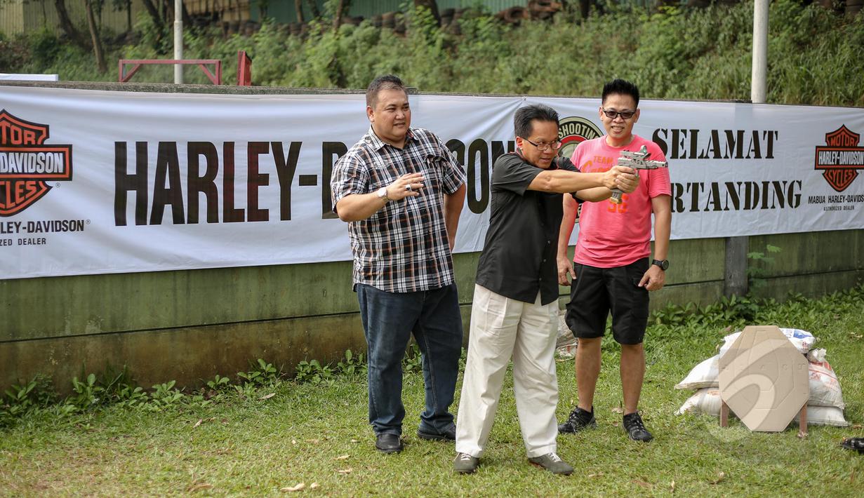 Sejumlah member dari Mabua Shooting Club Indonesia (MSCI) menjajal kemampuan menembaknya di Lapangan Tembak Senayan, Jakarta, Jumat (22/5/2015). Mabua Harley Davidson menyalurkan hobi bagi para pemilik motor Harley Davidson. (Liputan6.com/Faizal Fanani)