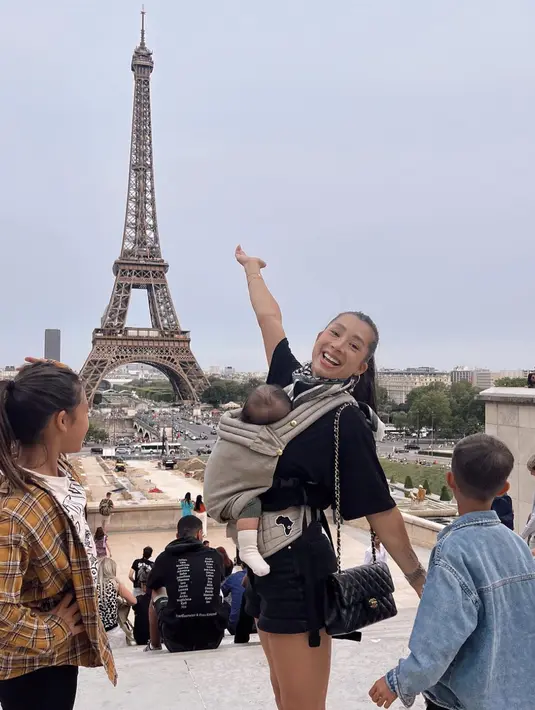 <p>Walaupun tampak menggendong si kecil, gaya chic Jennifer Bachdim terlihat begitu penuh gaya. Paduan sederhana dengan t-shirt hitam, celana pendek denim, scarf, dan tas branded, meningkatkan pesona gayanya. [Foto: Instagram/ Jennifer Bachdim]</p>