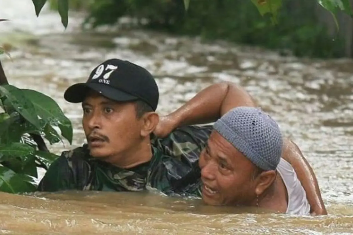 [Bintang] Salut! Anggota Koramil Terjun Selamatkan Warga yang Terseret Arus Sungai Welang