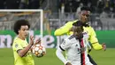 Pemain Borrusia Dortmund, Axel Witsel dan Dan-Axel Zagadou berusaha merebut bola dari pemain Besiktas Michy Batshuayi pada pertandingan Grup C Liga Champions di Signal Iduna Park, Jerman, Rabu (8/12/2021). Dortmund menang telak atas Besiktas dengan skor 5-0. (AP Photo/ Martin Meissner)