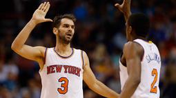 Para pemain New York Knicks merayakan kemenangan usai menaklukan Phoenix Suns 128-97 pada lanjutan NBA di Talking Stick Resort Arena, Phoenix, Arizona.  (Getty Images License Agreement.   Christian Petersen/Getty Images/AFP)