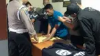 Mapolsek Kebayoran Lama diteror orang tak dikenal pada Selasa (4/7/2017) sekitar pukul 05.30 WIB. Pelaku memasang bendera mirip lambang kelompok radikal ISIS di pagar Mapolsek Kebayoran Lama