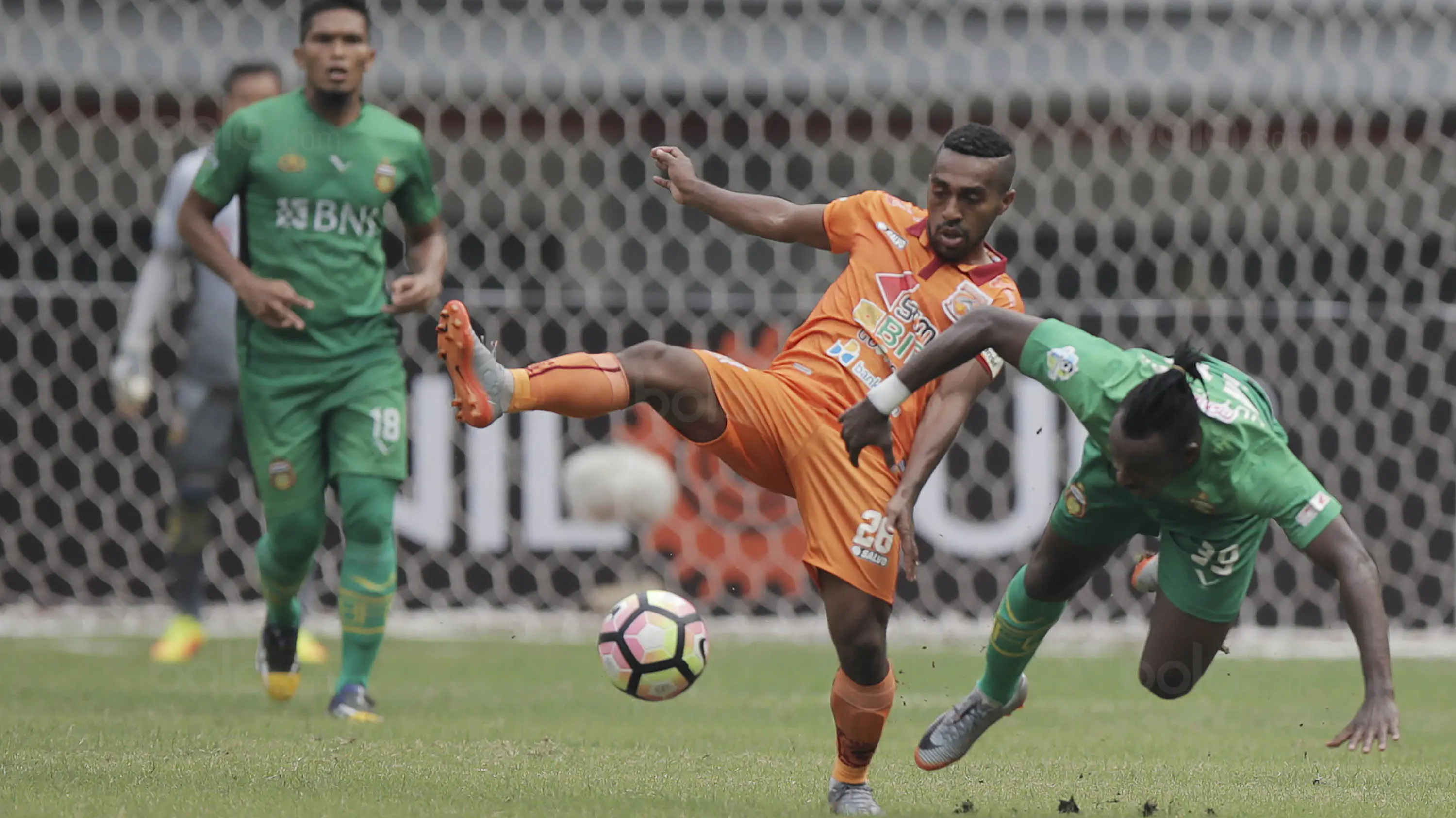 Gelandang Borneo FC, Terens Puhiri, berebut bola dengan striker Bhayangkara FC, Guy Junior, pada laga Liga 1 Indonesia di Stadion Patriot, Bekasi, Rabu (20/9/2017). Bhayangkara menang 2-1 atas Borneo. (Bola.com/Vitalis Yogi Trisna)