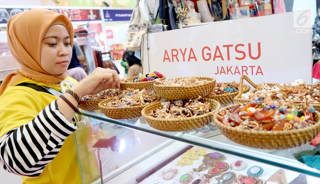 Pengunjung melihat aksesosis wanita Arya Gatsu di booth YDBA pada Jakarta Fair Kemayoran 2019 di JIExpo Kemayoran, Jakarta, Rabu (19/6/2019). YDBA mengikutsertakan 40 UMKM yang berasal dari berbagai wilayah sejak tanggal 22 Mei – 30 Juni 2019. (Liputan6.com/HO/Eko)