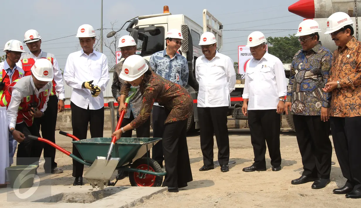 Menteri BUMN Rini Soemarno (keempat kiri) meletakkan semen cair saat Groundbreaking Light Rail Transit (LRT) Indonesia, Jakarta, Rabu (9/9). LRT merupakan salah satu moda transportasi massal berbasis rel yang ramah lingkungan.(Liputan6.com/Faizal Fanani)