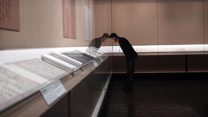 Pengunjung mengamati benda saat konferensi pers pameran kaligrafi dan lukisan Su Shi di Museum Istana, Beijing, China, 31 Agustus 2020. Su Shi yang juga dikenal sebagai Su Dongpo merupakan sastrawan terkenal dari Dinasti Song Utara (960-1127). (Xinhua/Jin Liangkuai)