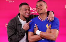 FOTO: Gaya Kylian Mbappe Bertemu dengan "Kembarannya" Setelah Resmi Tinggalkan PSG