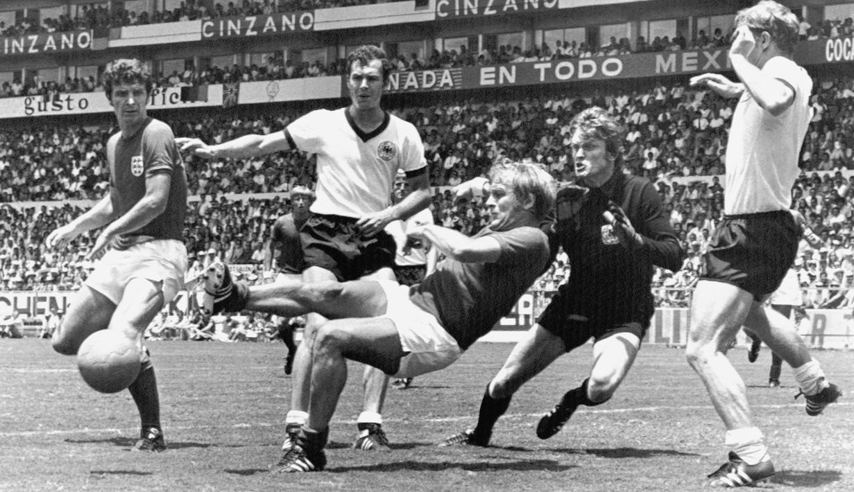 Francis Lee (depan) menempati peringkat empat daftar pencetak gol terbanyak pada laga derby Manchester. Selama kariernya bersama City, pria yang kini berusia 76 tahun tersebut mencetak delapan gol ke gawang Setan Merah. (AP/Lohmann)