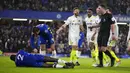 Pemain Chelsea Antonio Rudiger terbaring di tanah saat melawan Leeds United pada pertandingan sepak bola Liga Inggris di Stadion Stamford Bridge, London, Inggris, 11 Desember 2021. Chelsea menang 3-2. (AP Photo/Matt Dunham)