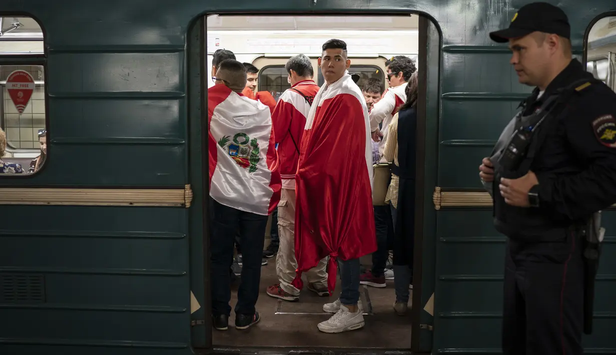 Antusias suporter menggunakan kereta menuju Luzhniki stadium, Moskow, Rusia, (14/6/2018).  Rusia akan melawan Arab Saudi pada laga pembuka. (AP/Felipe Dana)