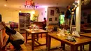 Karyawan mempersiapkan restoran untuk dibuka di pulau Phuket Thailand, ketika negara itu bersiap untuk menyambut pengunjung yang divaksinasi penuh terhadap virus corona Covid-19 tanpa karantina mulai 1 November (25/10/2021). (AFP/Mladen Antonov)
