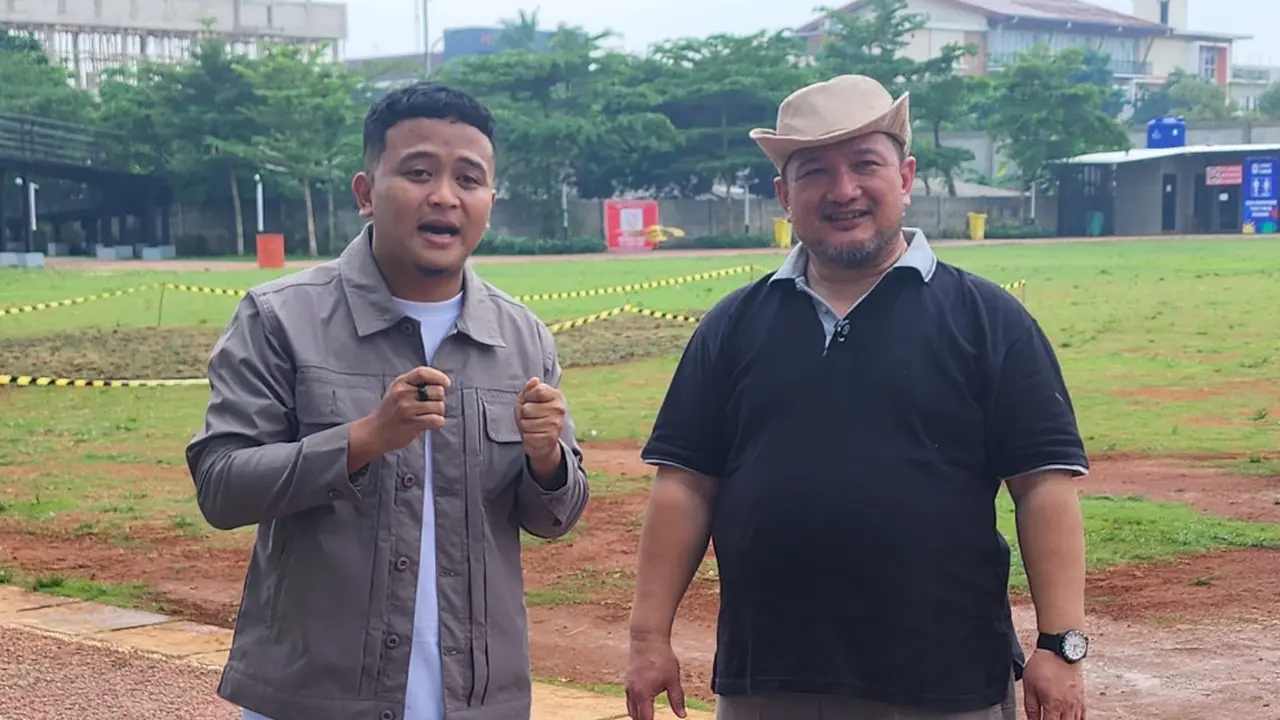 Ketua Forum Silaturahmi Pondok Pesantren (FSPP) se-Tangerang Selatan, Aditya Warman (kanan) menjelaskan mengenai penyelenggaraan Festival Santri Land 2025 yang digelar di Alun-Alun Pondok Aren, Tangerang Selatan. (Istimewa)