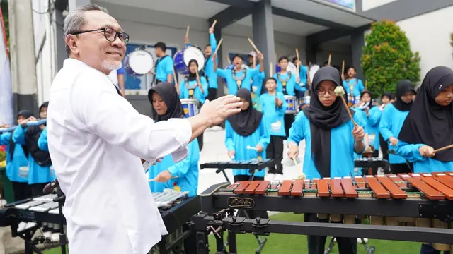 Menteri Perdagangan (Mendag) Zulkifli Hasan meresmikan dan menandatangani prasasti gedung baru SMP Karakter Tunas Bangsa Depok Center School (DECES), Kamis (23/11/2023). (Dok Kemendag)