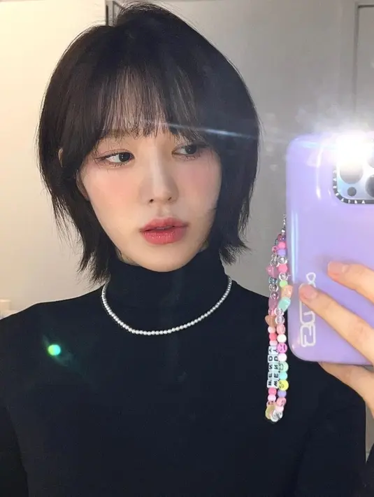 Wendy Red Velvet membagikan potongan rambut terbarunya ini ke sosial medianya. Gaya rambut short wolfcut satu ini cocok untuk kamu yang berambut pendek. Sentuhan poni menambahkan kesan edgy. [@todayis_wendy]

Penulis : Auliani Faiziah Haspari