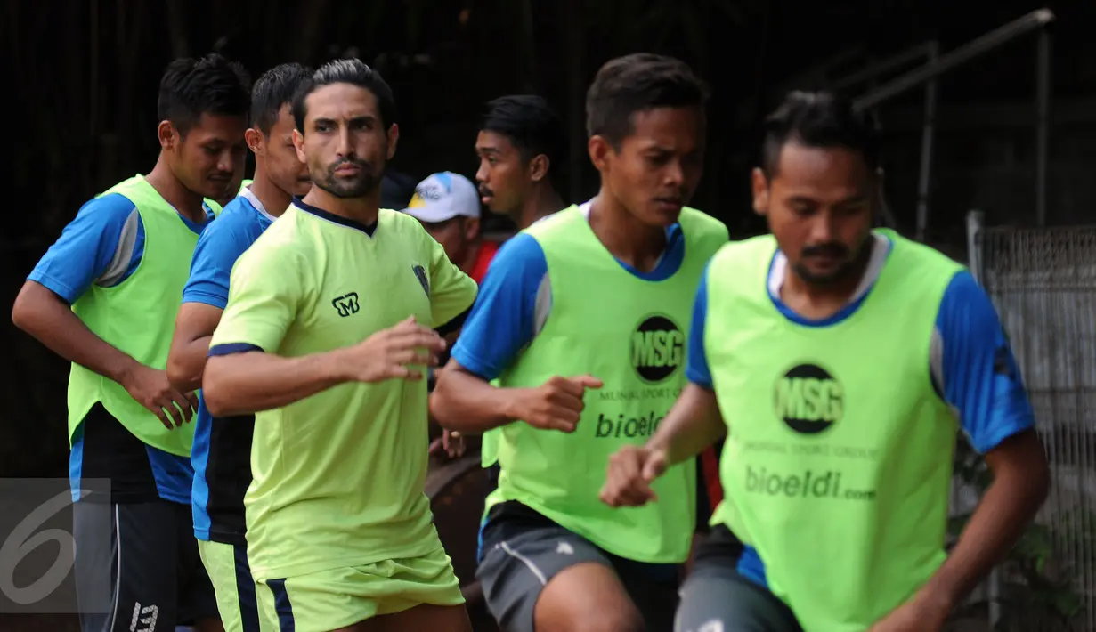 Pemain PBR, Gaston Castano (tengah) saat latihan jelang uji coba dengan Villa 2000 di Lapangan ISCI, Ciputat, Tangerang, Kamis (5/11/2015). Laga ini persiapan PBR menghadapi turnamen Piala Jenderal Sudirman. (Liputan6.com/Helmi Fithriansyah) 