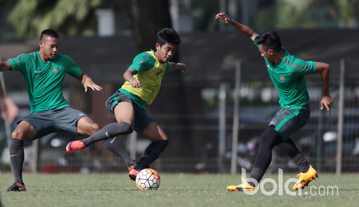 Aksi pemain layaknya sedang menari pada sesi latihan Timnas U-22 Indonesia di Lapangan SPH, Karawaci, Jumat (17/3/2017). Latihan ini adalah persiapan laga persahabatan melawan Mynmar. (Bola.com/Nicklas Hanoatubun)