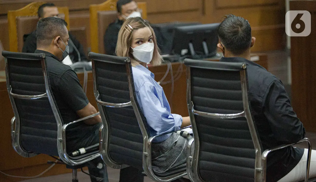 Terdakwa penyalahgunaan narkoba Zen Vivanto, Nia Ramadhani (tengah) bersama Ardi Bakrie mengikuti jalannya sidang di PN Jakarta Pusat, Kamis (30/12/2021). Sidang penyalahgunaan narkoba tersebut beragendakan pledoi atas tuntutan Jaksa Penuntut Umum (JPU). (Liputan6.com/Faizal Fanani